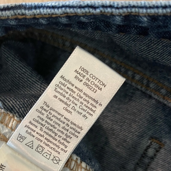 PacSun| Mom Jean in Distressed, Ripped Knee Style—Size 28••• - Picture 9 of 12